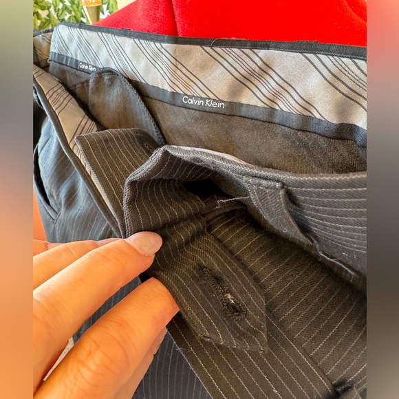 Calvin Klein mens suit like new. Charcoal grey with pinstripes. Wool - Picture 14 of 16